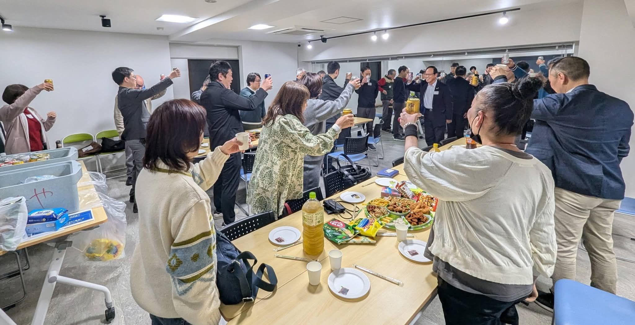 交流会で乾杯する会員たち