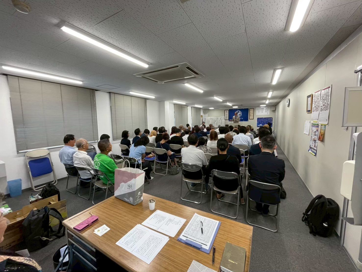 始まる前、席に着いた参加者を後ろから見た会場