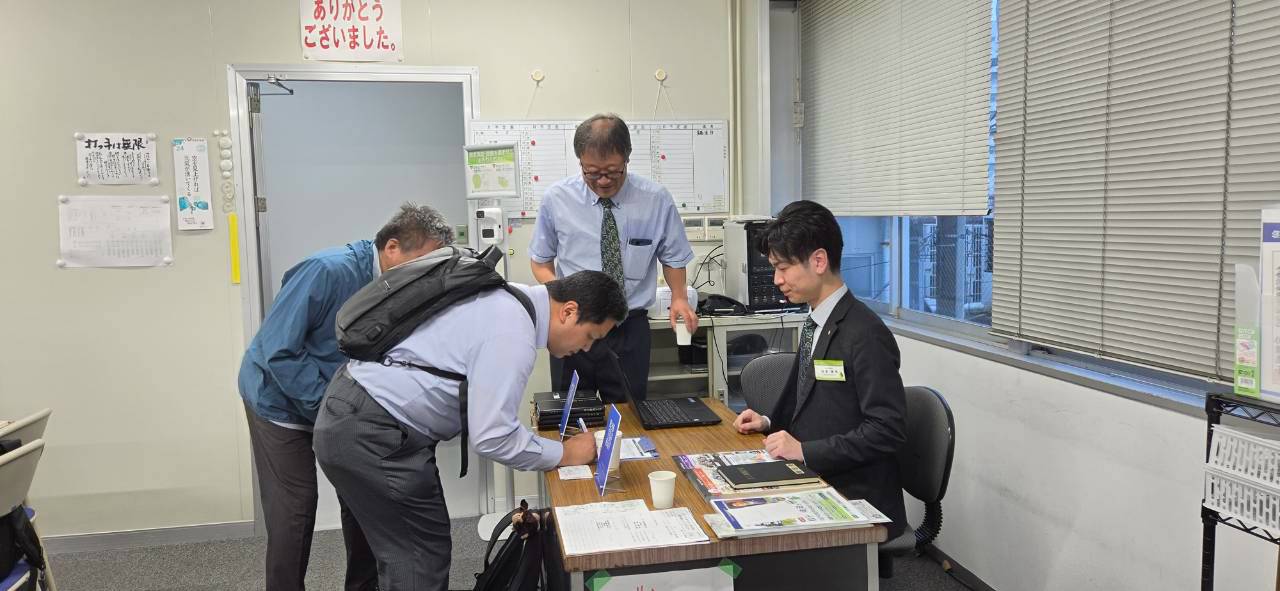 受付で参加者を迎える会員