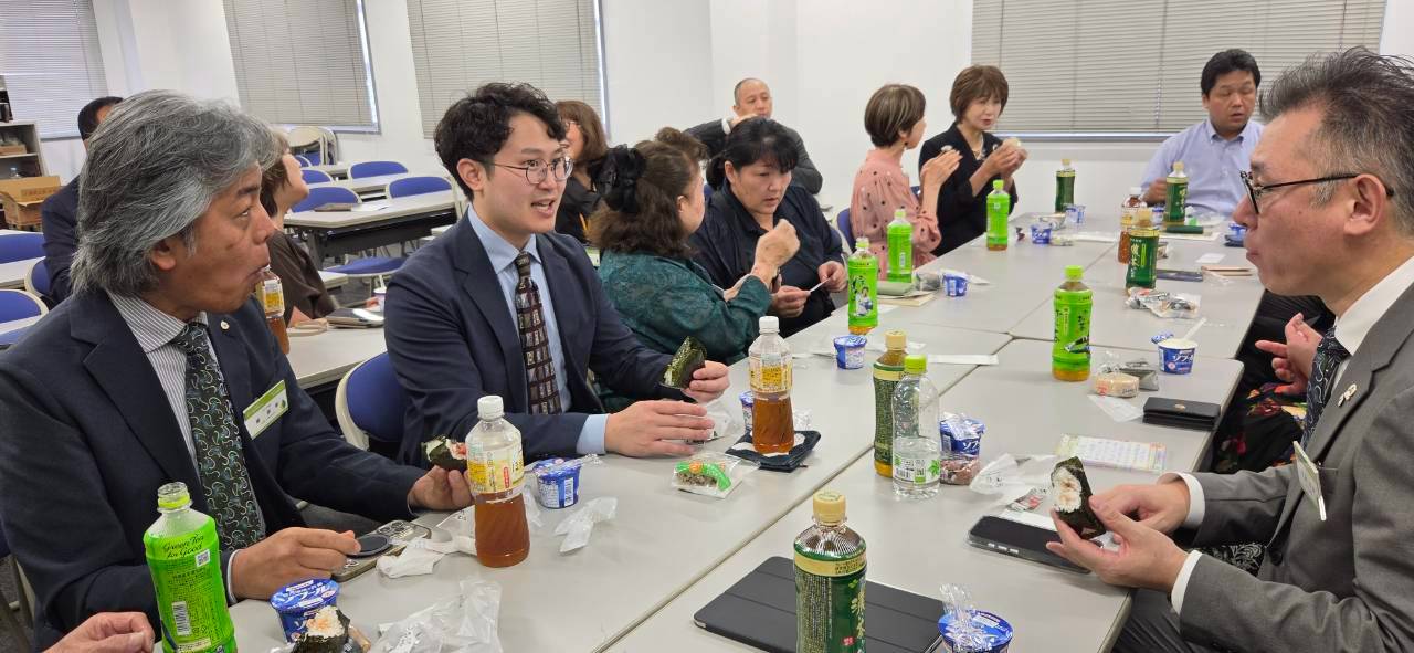 朝食を囲んで語り合う参加者たち